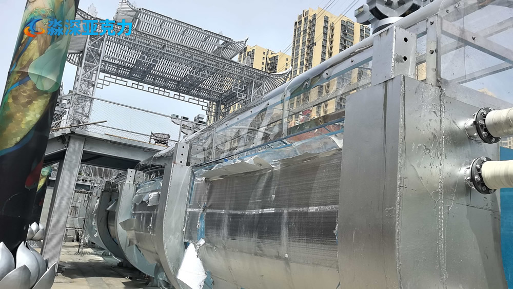 空中美人鱼表演池