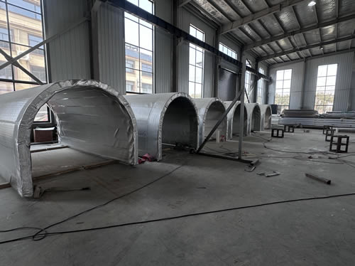 河南郑州亚克力美人鱼表演池正紧张施工中