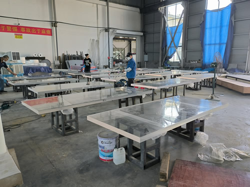云南桂林小区别墅亚克力游泳池正在紧张生产中